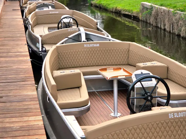 beleef-giethoorn-vanaf-het-water-in-alle-rust-luxe-de-sloothaak
